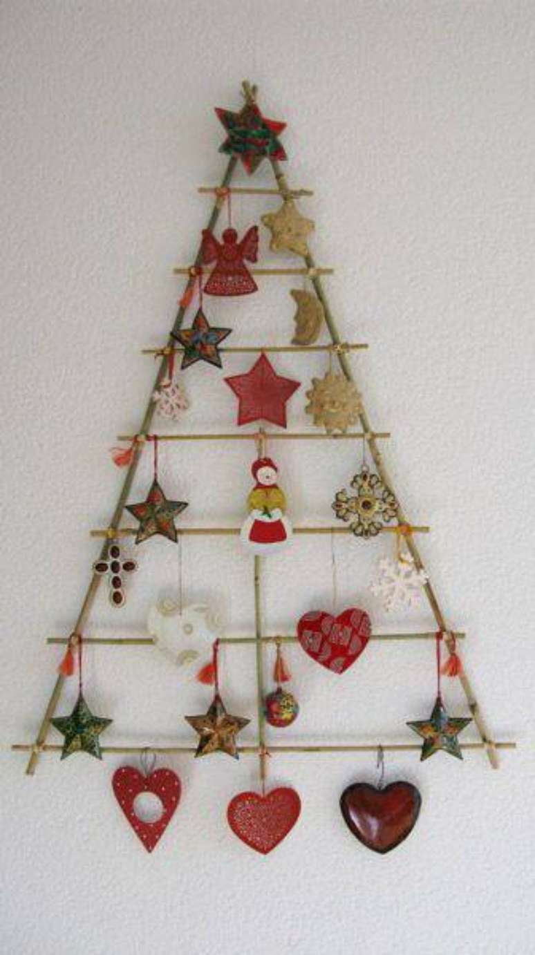 7. Árvore de natal artesanal feita com palitos e enfeites temáticos natalinos
