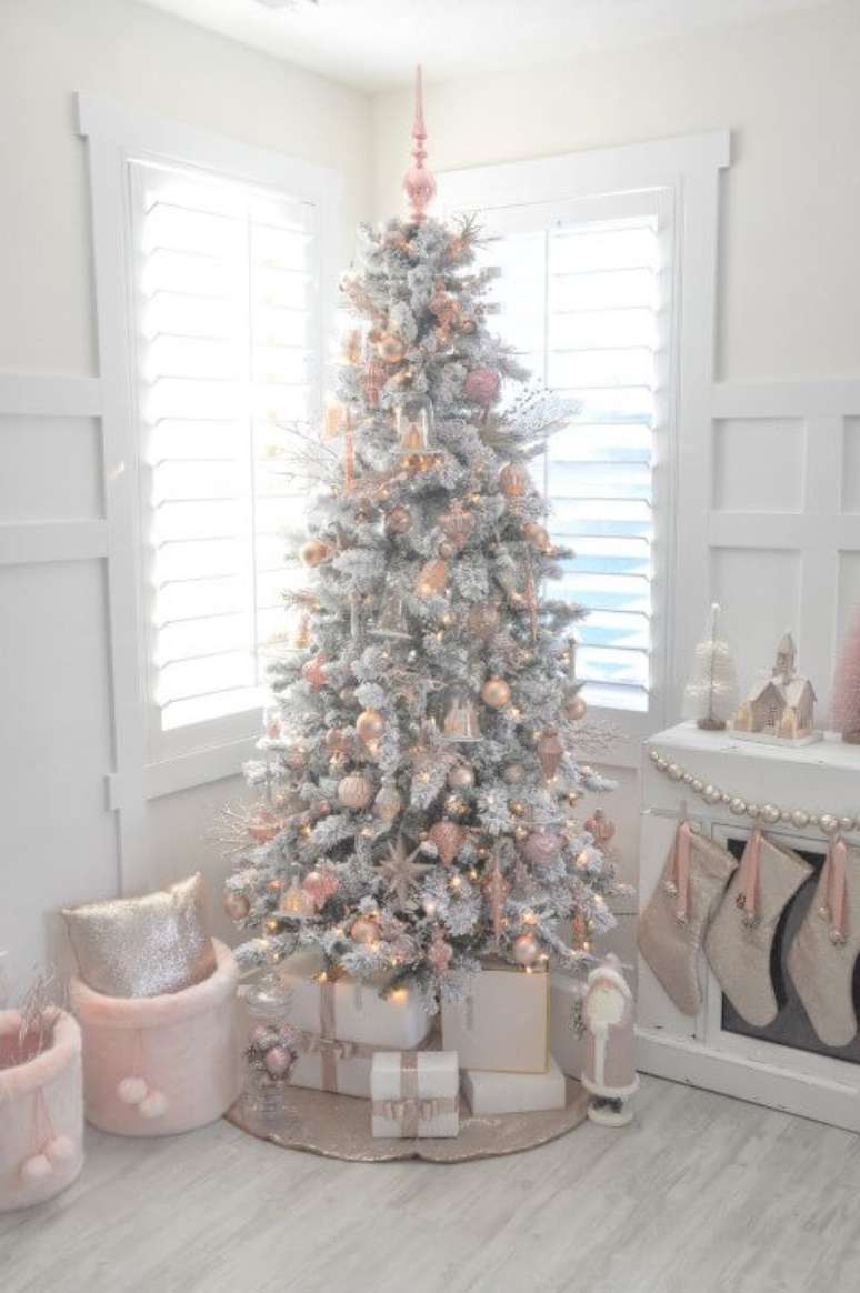 52. Árvore de natal branca com enfeites cor de rosa. Foto de Pinterest