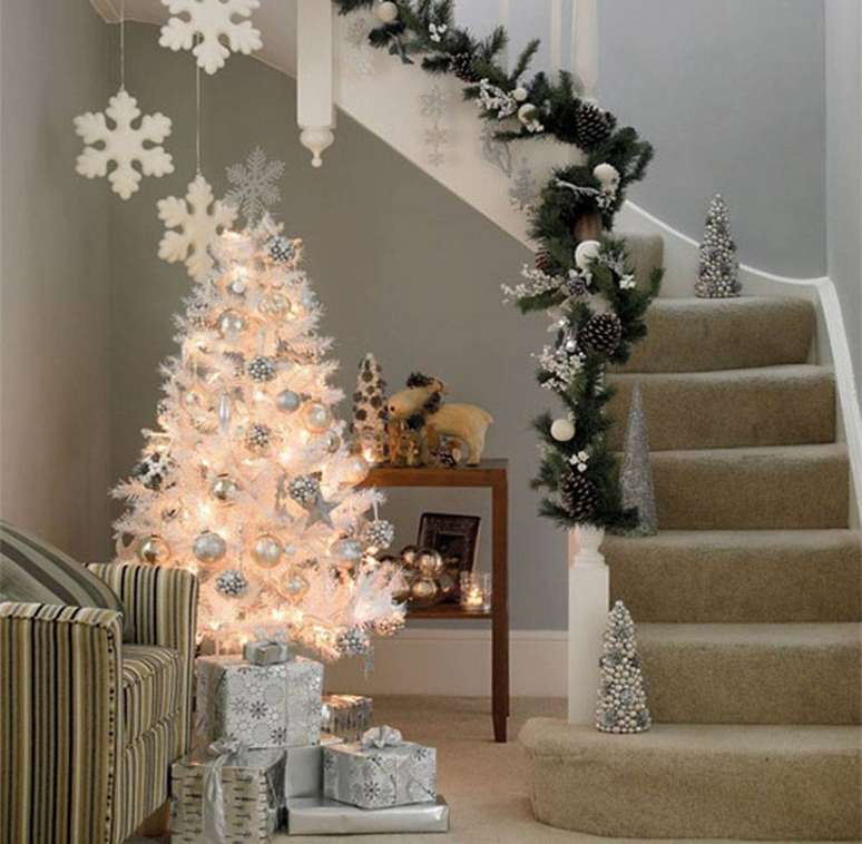 47. Árvore natalina branca com pisca-pisca de luzes amarelas e decoração prata