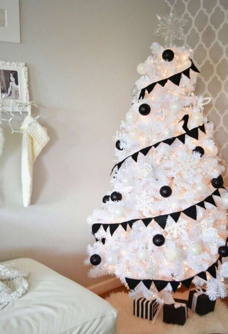 74. Os enfeites pretos ganharam bastante destaque na decoração de árvore de Natal branca – Foto: Pinterest