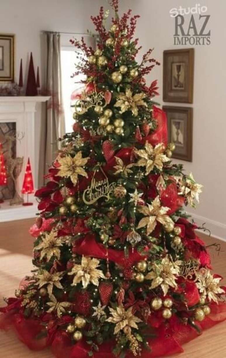 41. Um clássico: árvore de natal com enfeites vermelhos e dourados. Foto de Studio Raz Imports