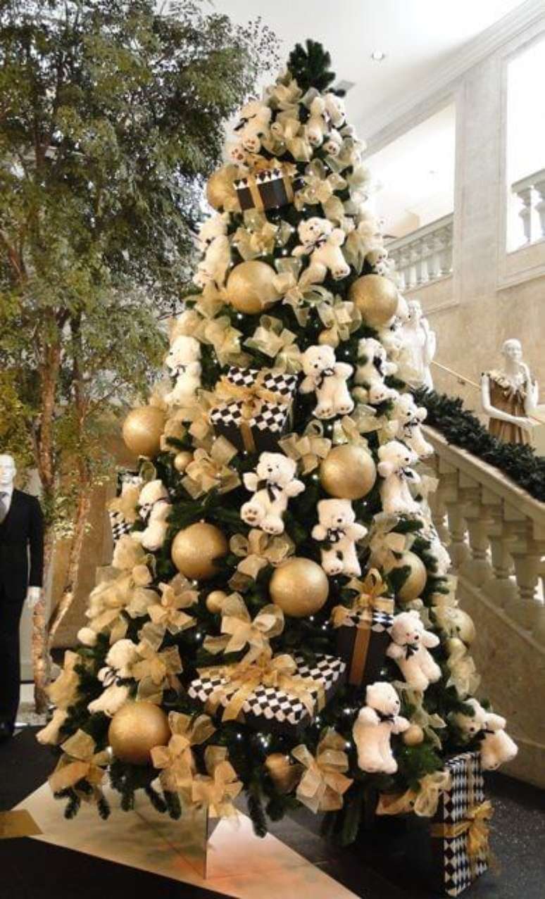 40. Árvore de natal com ursinhos de pelúcia brancos e enfeites dourados. Foto de Pinterest