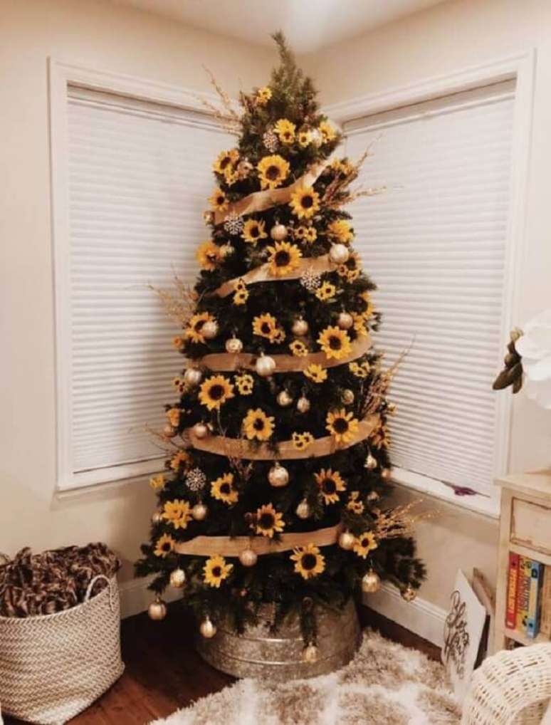 78. Linda decoração para árvore de Natal com flor girassol e fitas douradas – Foto: Pinterest