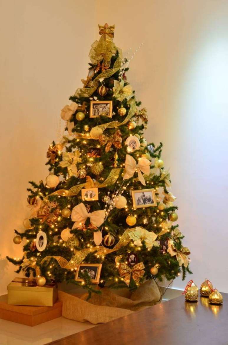 35. Você pode usar retratos de família para montar uma árvore de natal bem personalizada