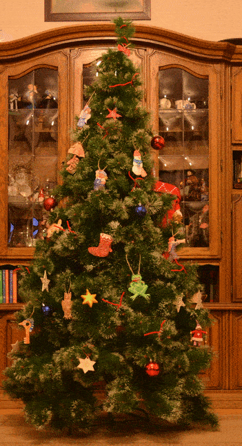 4. Seguindo as nossas dicas de como fazer árvore de natal decorada, você com certeza terá uma linda como essa em casa