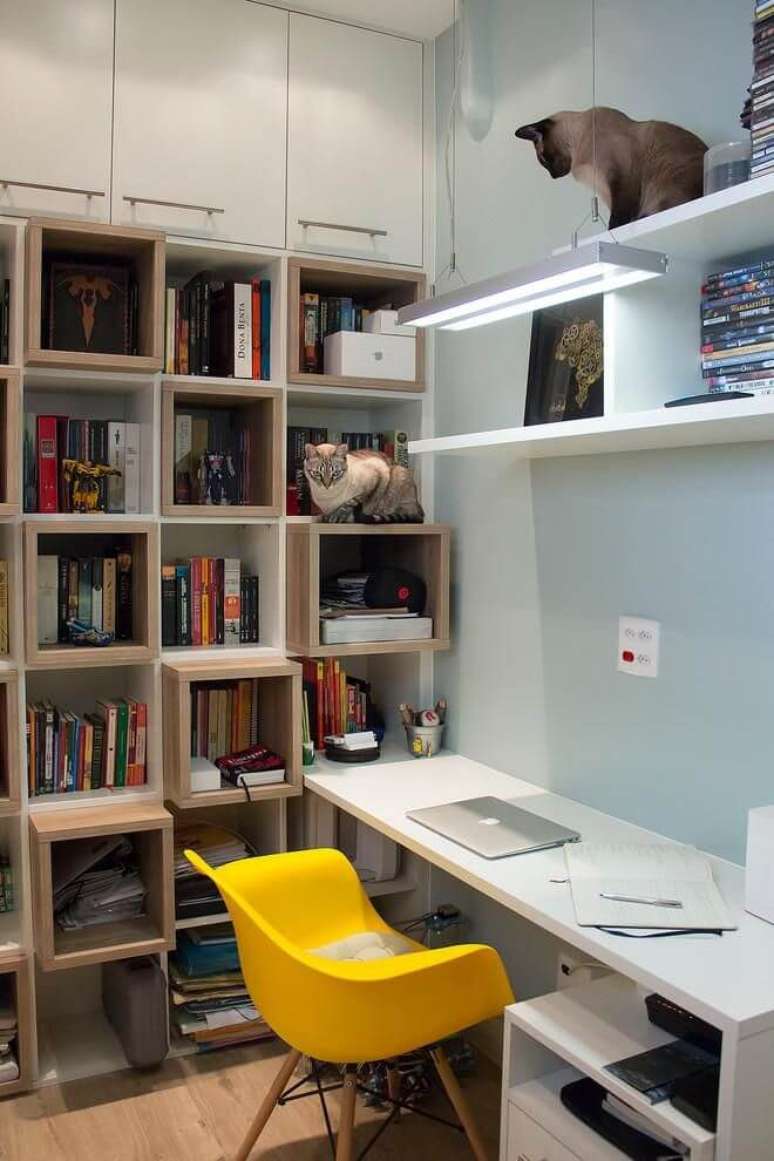 1. A cadeira para escrivaninha é um ponto muito importante para o home office. Projeto de Ana Lúcia Adriano