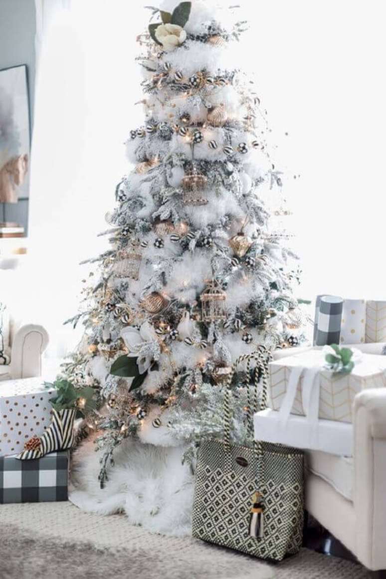 81. Linda decoração para árvore de Natal branca com enfeites dourados – Foto: Why Santa Claus