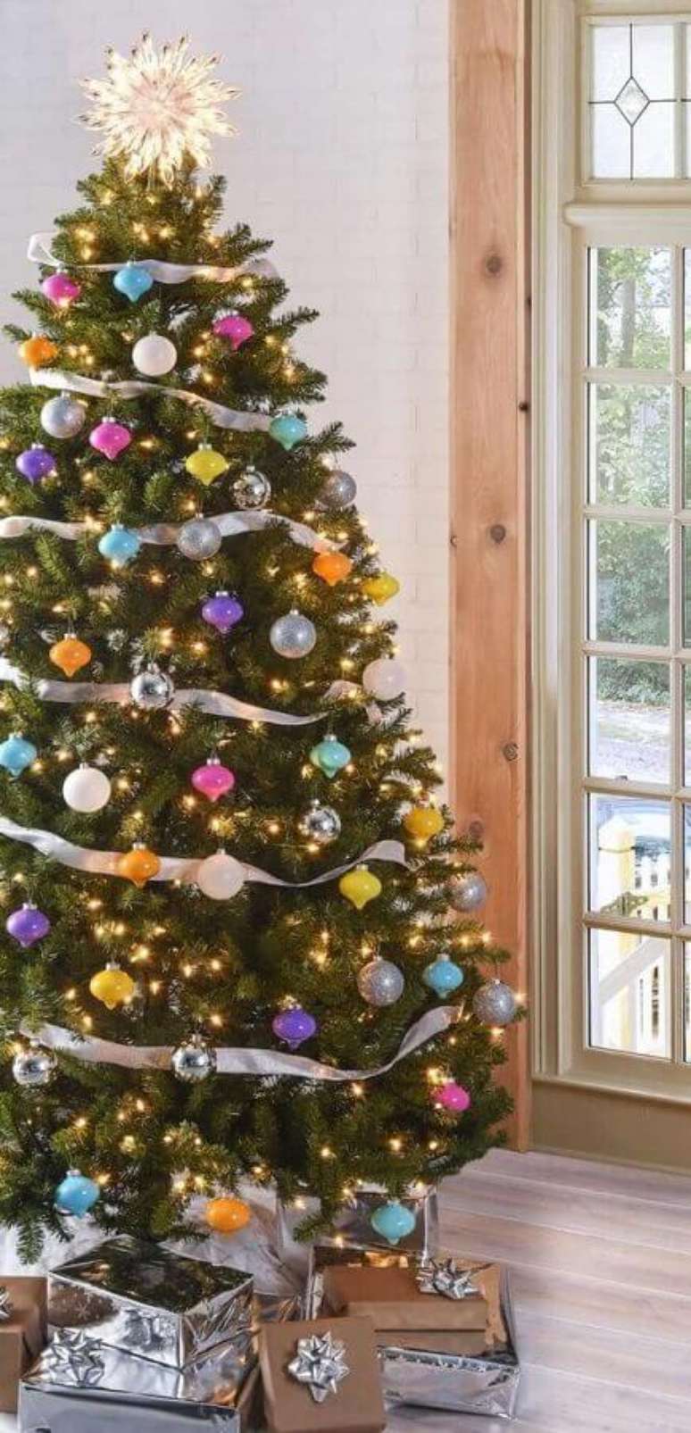 82. Decoração para árvore de Natal com enfeites coloridos e fita prata – Foto: Revista Artesanato