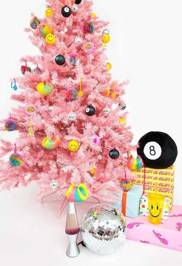 84. Decoração divertida para árvore de Natal rosa com enfeites diferentes – Foto: Design sem Neura