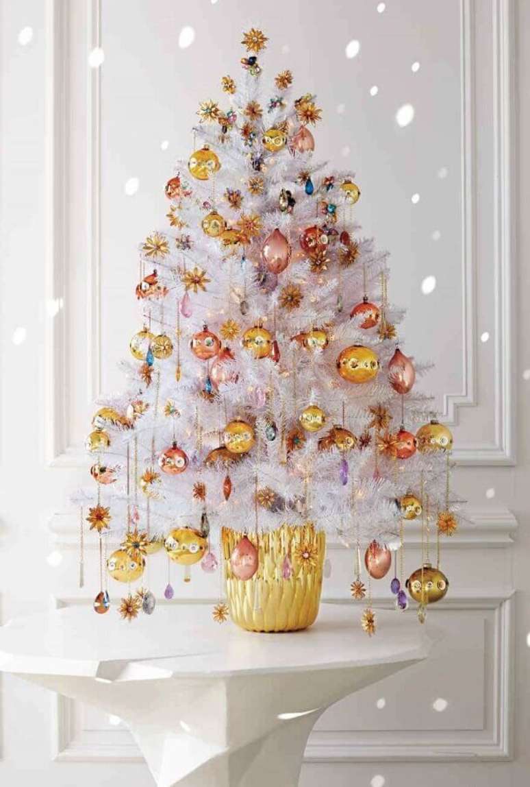 86. Decoração para árvore de Natal branca pequena com enfeites metalizados – Foto: Martha Stewart