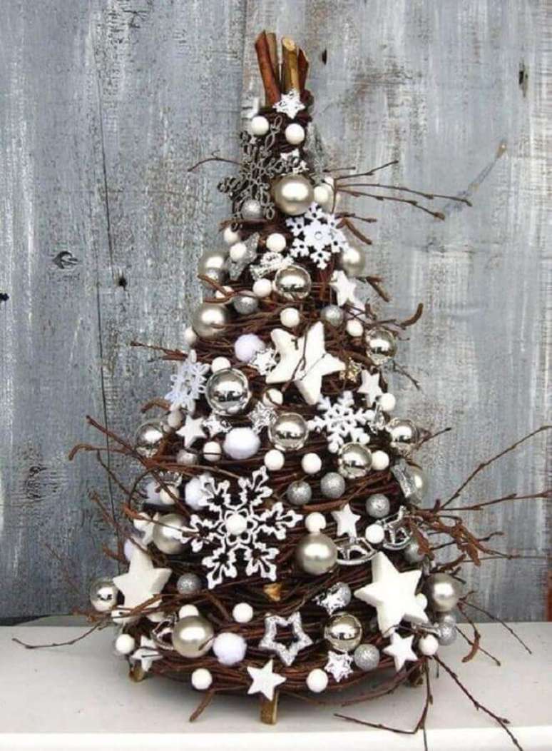 88. Decoração para árvore de Natal rústica com enfeites brancos – Foto: Pinterest