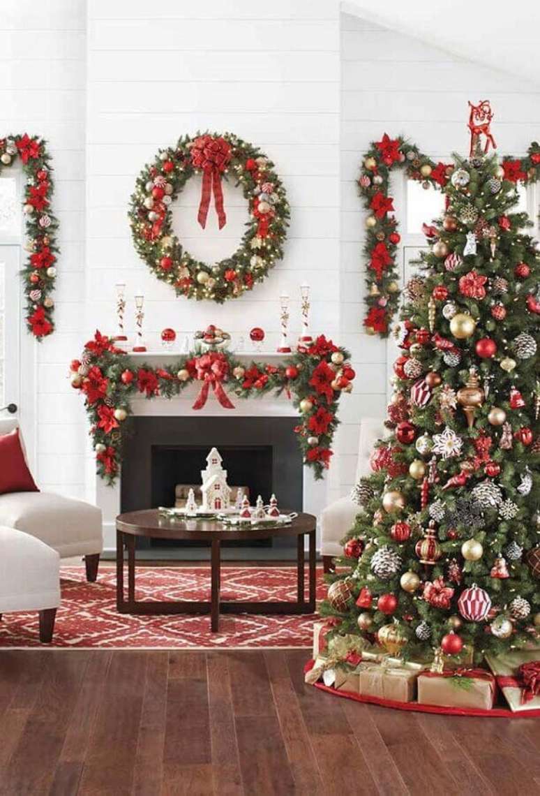 89. Linda decoração para árvore de Natal tradicional com enfeites vermelhos – Foto: Design sem Neura