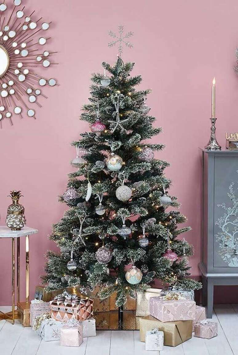 91. Decoração simples para árvore de Natal com bolas prata – Foto: Pinterest