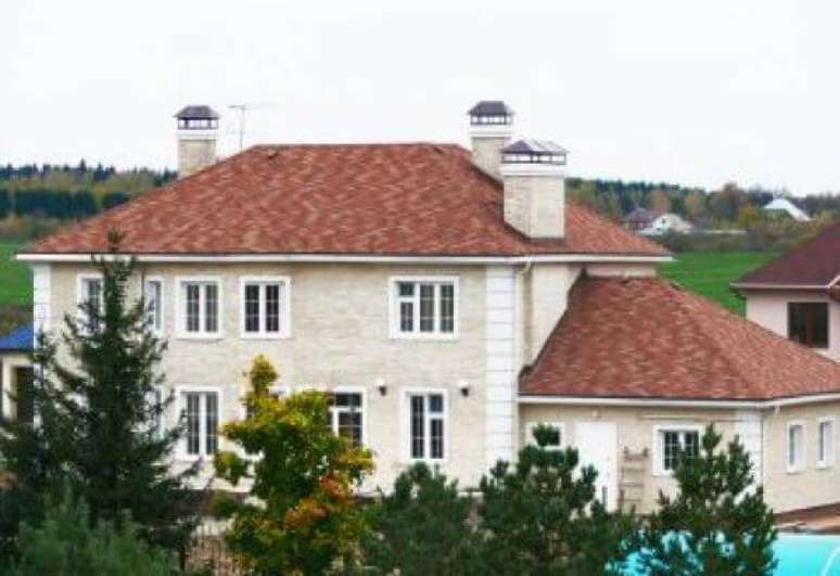26. Use a telha shingle para compor uma fachada de casa bonita – Por: TKM Distribuidora