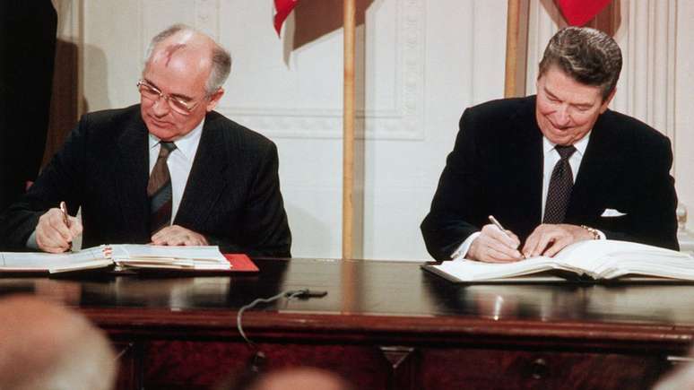 Assinatura de tratado sobre armas nucleares pelo presidente da União Soviética, Mikhail Gorbachov, e o presidente dos Estados Unidos, Ronald Reagan, em 8 de dezembro de 1987 em Washington