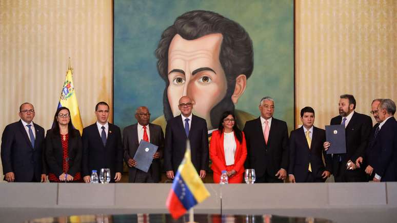 Em 16 de setembro, parte da oposi&ccedil;&atilde;o fechou um acordo com o governo Maduro, movimento contestado por outra fatia dos oposicionistas