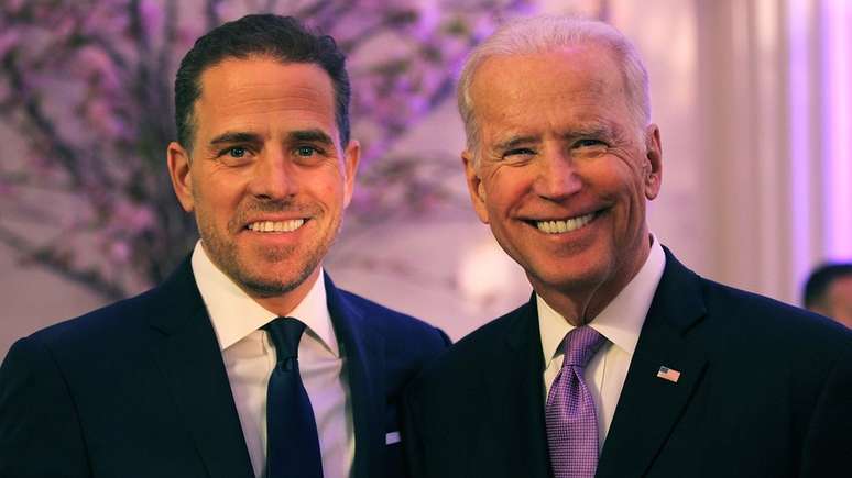 No diálogo, Trump teria pedido que seu interlocutor ucraniano investigasse Joe Biden (dir.) e seu filho, Hunter Biden (esq.)