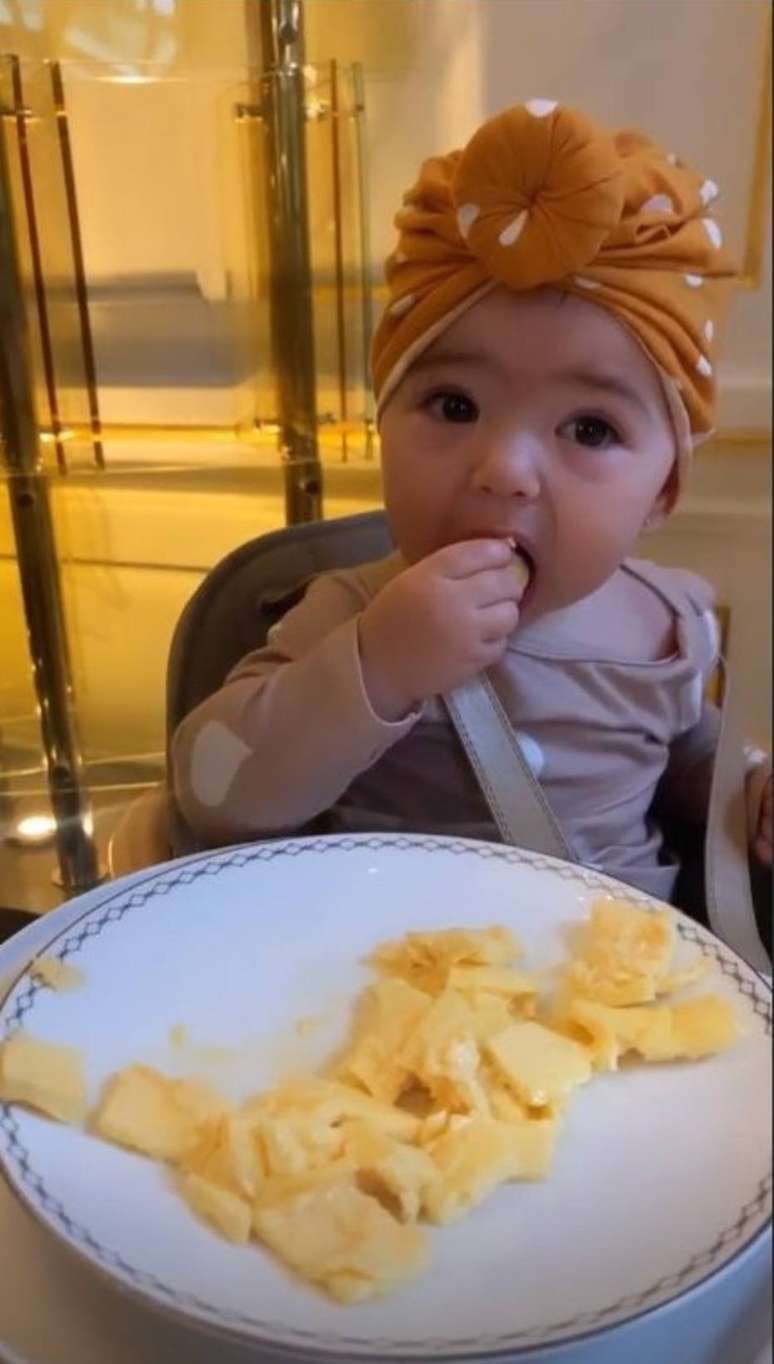 Zoe, filha de Sabrina Sato e Duda Nagle, comendo um omelete durante viagem a Paris.