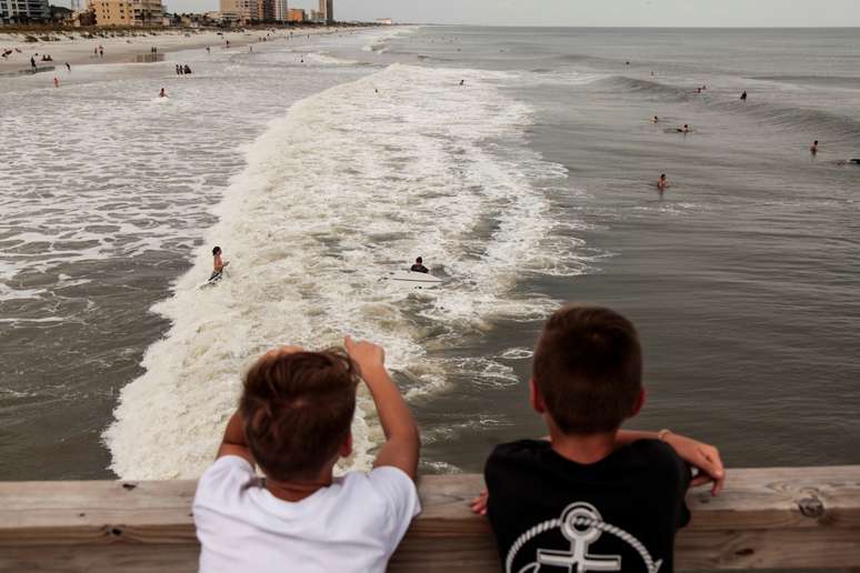 Crianças observam surfistas no mar da Flórida, nos EUA
05/09/2019
REUTERS/Maria Alejandra Cardona