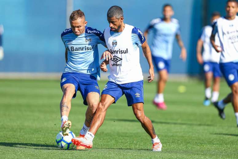 Léo Moura reforça o Grêmio para o duelo com o Avaí (Foto: Lucas Uebel/GFBPA)