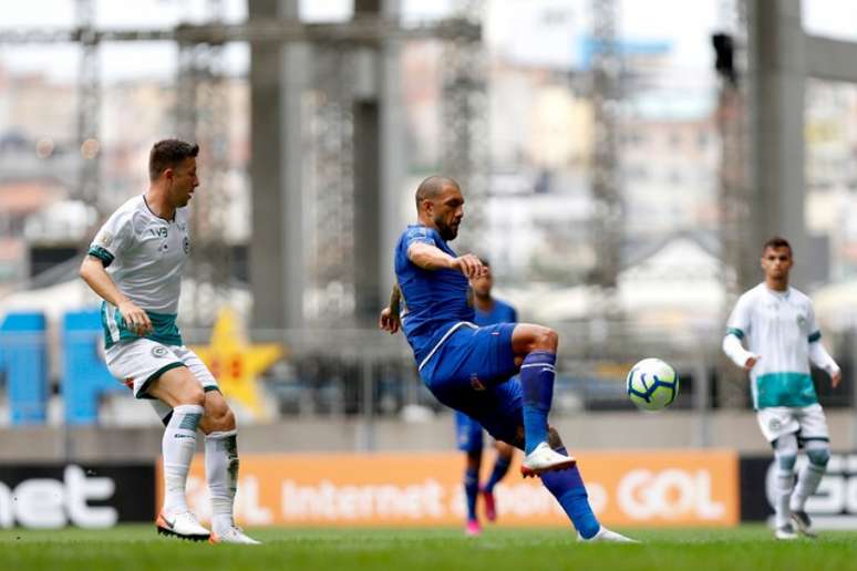 Fábio Sanches, no lado esquerdo da foto, será titular da zaga do Goiás nesta quarta (Foto: Felipe Oliveira/EC Bahia)