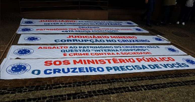 Várias faixas foram colocadas na porta do MPMG para acelarar as investigações no Cruzeiro- (Reprodução)