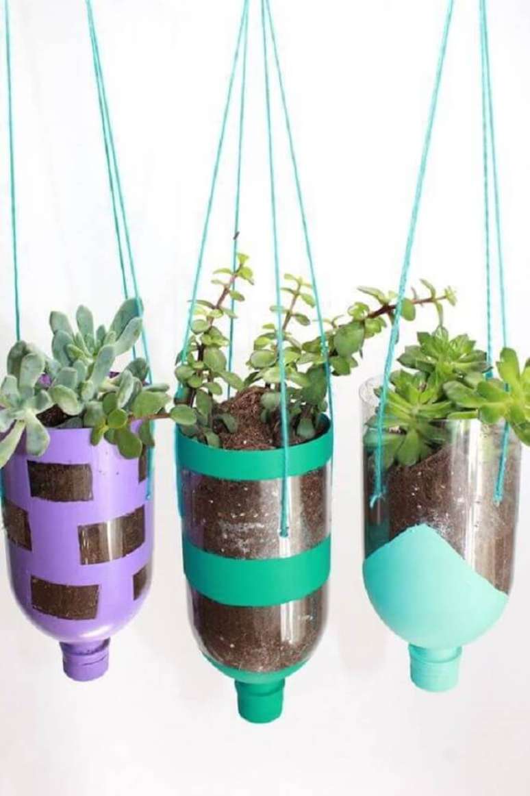 17. Artesanato com garrafas&nbsp;decoradas para horta