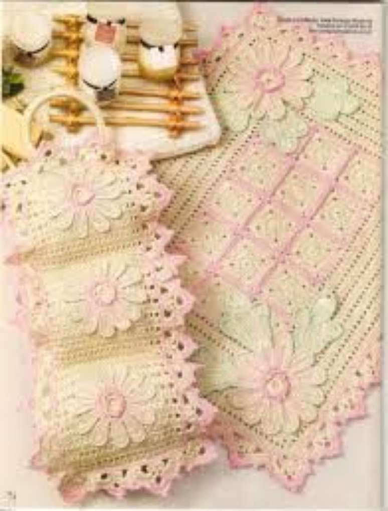 73. Como fazer porta papel higiênico de crochê combinando com o tapete – Por: Pinterest