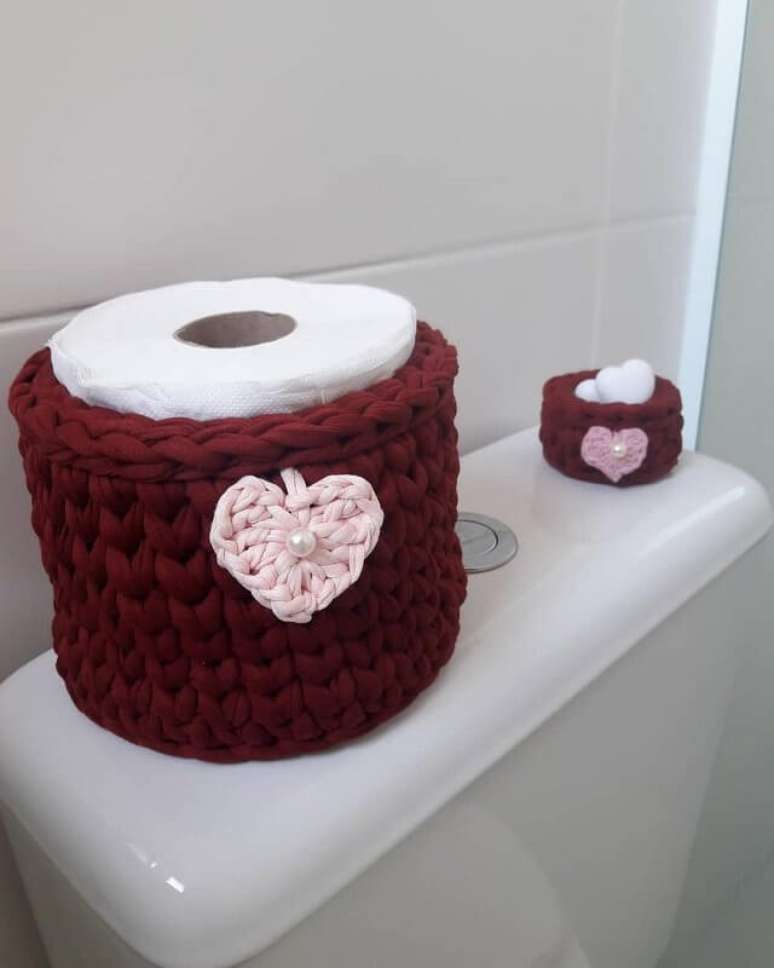 5. Faça um porta papel higiênico de crochê combinando com o banheiro – Por: Revista Artesanato