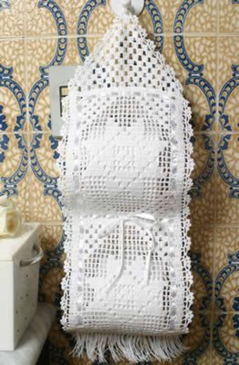 9. O porta papel higiênico de crochê branco é tradicional- Por: Damaria Claudia