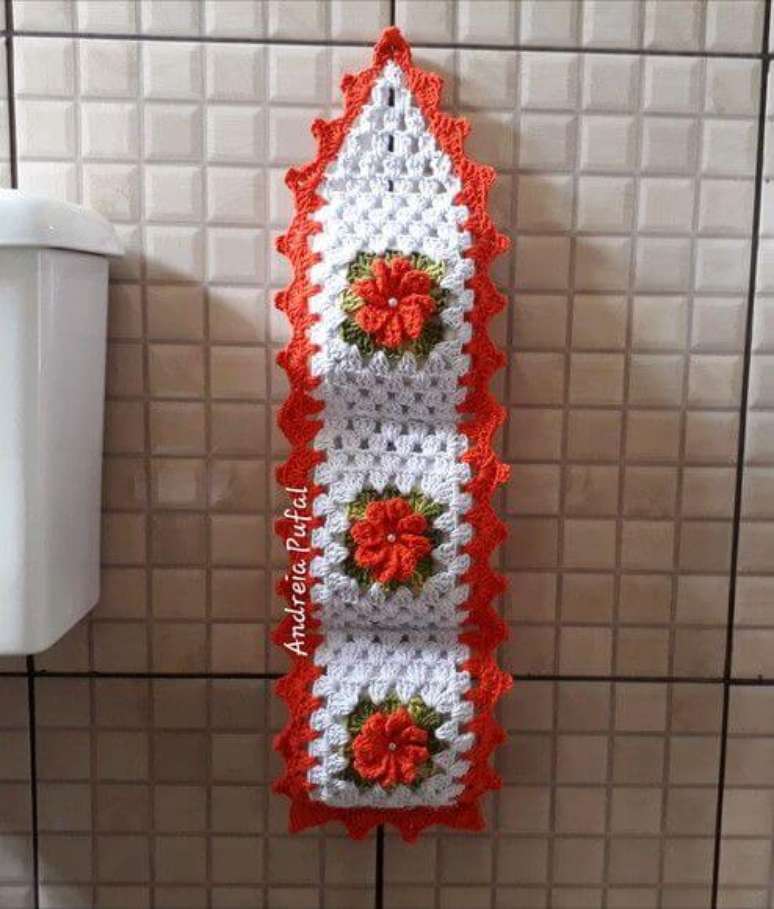 8. Porta papel higiênico de crochê laranja com flores combinando – Por: Andreia Pufal