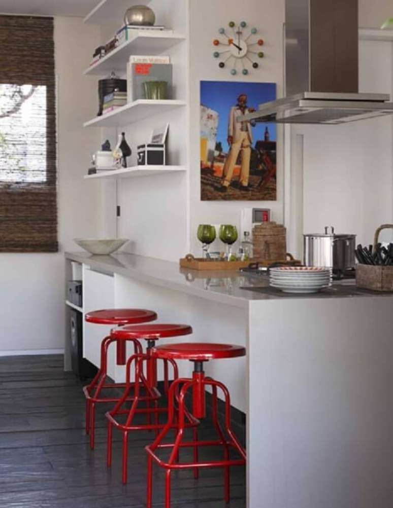 33. Cozinha gourmet com relógio de parede delicado e colorido. Fonte: Pinterest