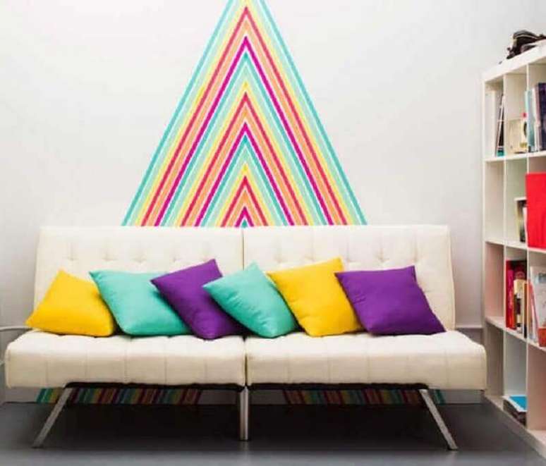 13. Decoração com fita isolante colorida para sala de estar com sofá sem braço – Foto: HomeMania