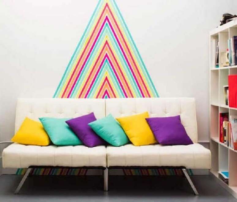 13. Decora&ccedil;&atilde;o com fita isolante colorida para sala de estar com sof&aacute; sem bra&ccedil;o &ndash; Foto: HomeMania