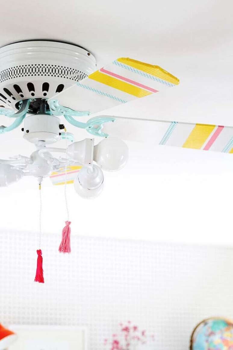 14. Decoração com fita isolante colorida para ventilador de teto branco – Foto: Apartment Therapy