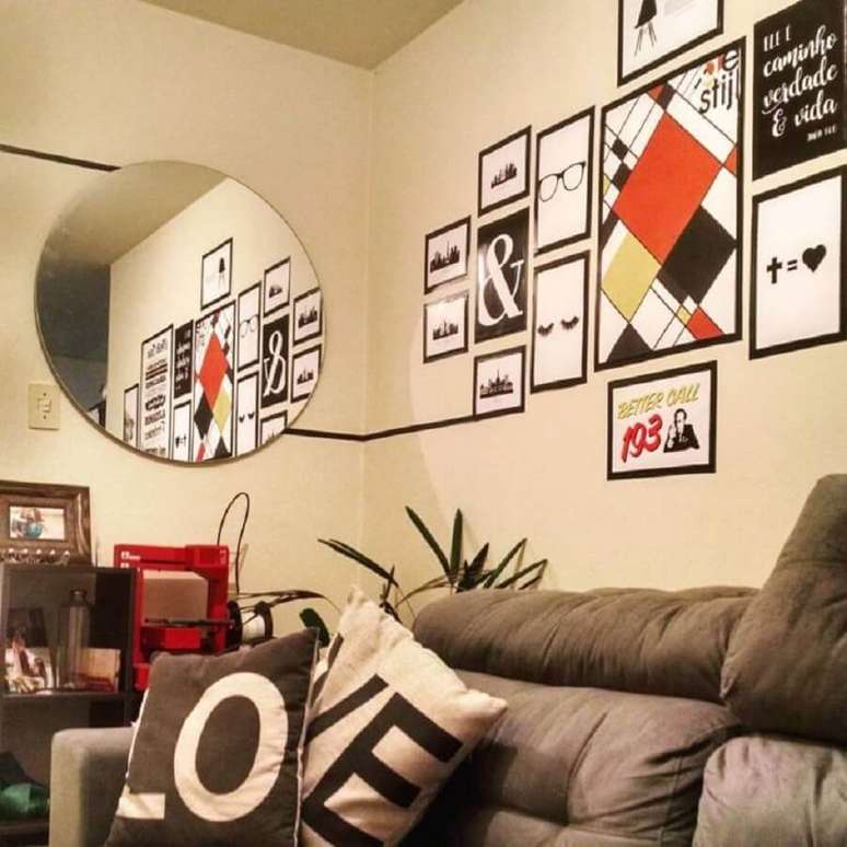15. Sala de estar decorada com fita isolante preta formando molduras para quadros &ndash; Foto: Thalessa Maia Germanovix