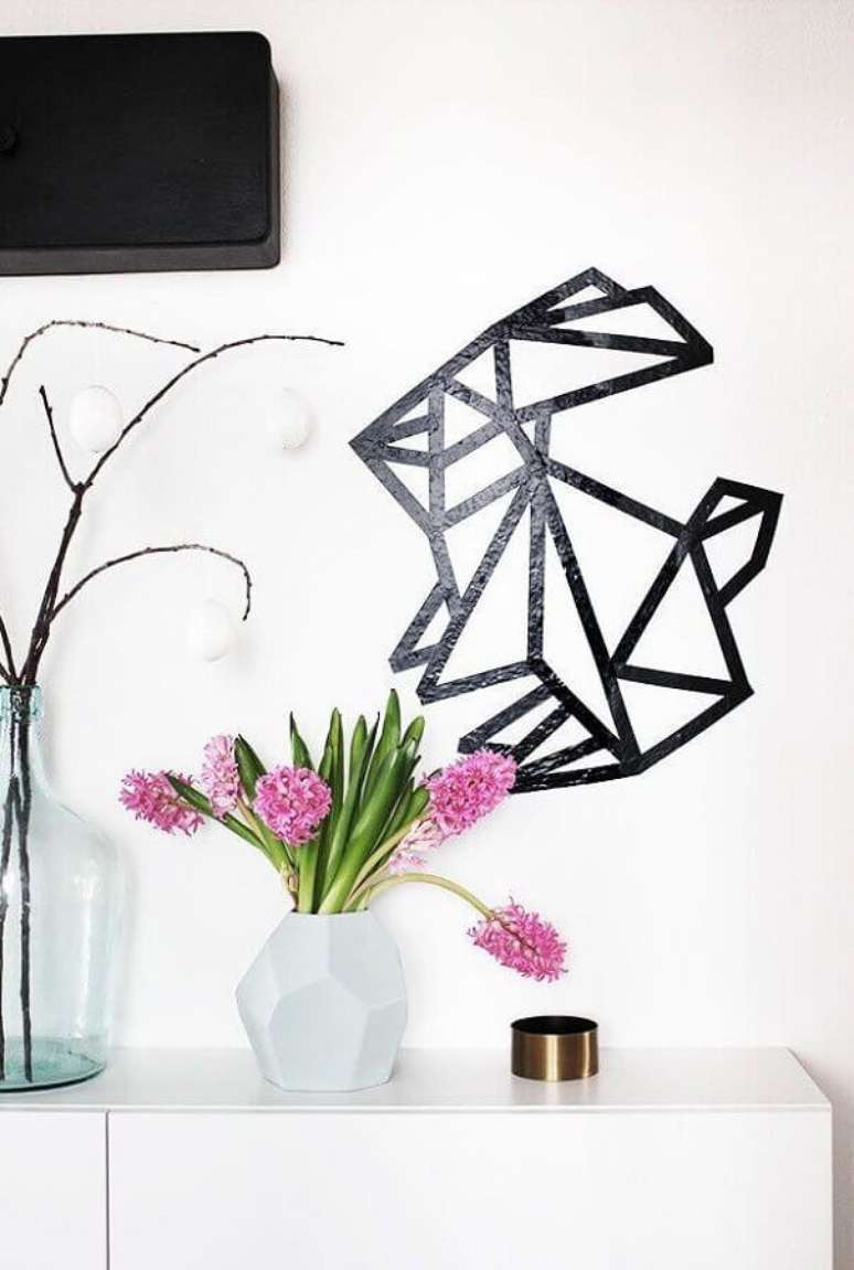 25. &Eacute; poss&iacute;vel criar muitas imagines com a decora&ccedil;&atilde;o com fita isolante preta &ndash; Foto: Dolce Casa Studio