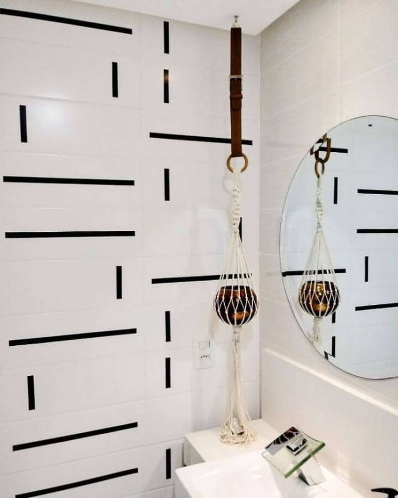 26. Decoração com fita isolante preta para azulejo de banheiro todo branco – Foto: Erikarketeta