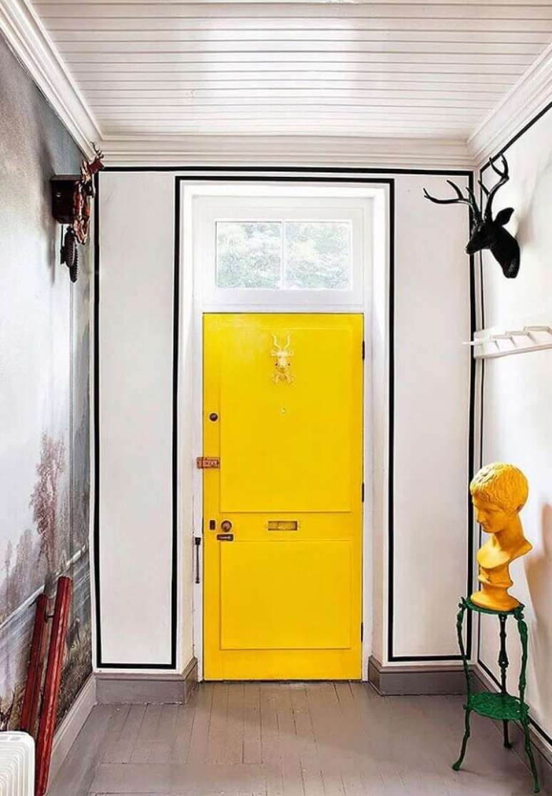 27. Decora&ccedil;&atilde;o com fita isolante prata para hall de entrada com porta amarela &ndash; Foto: Pinosy