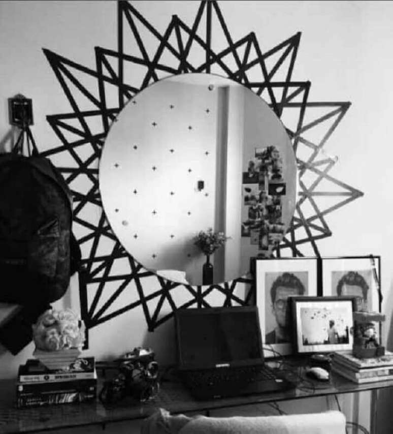 29. Decoração com fita isolante preta formando moldura para espelho redondo – Foto: Decoração e Arte