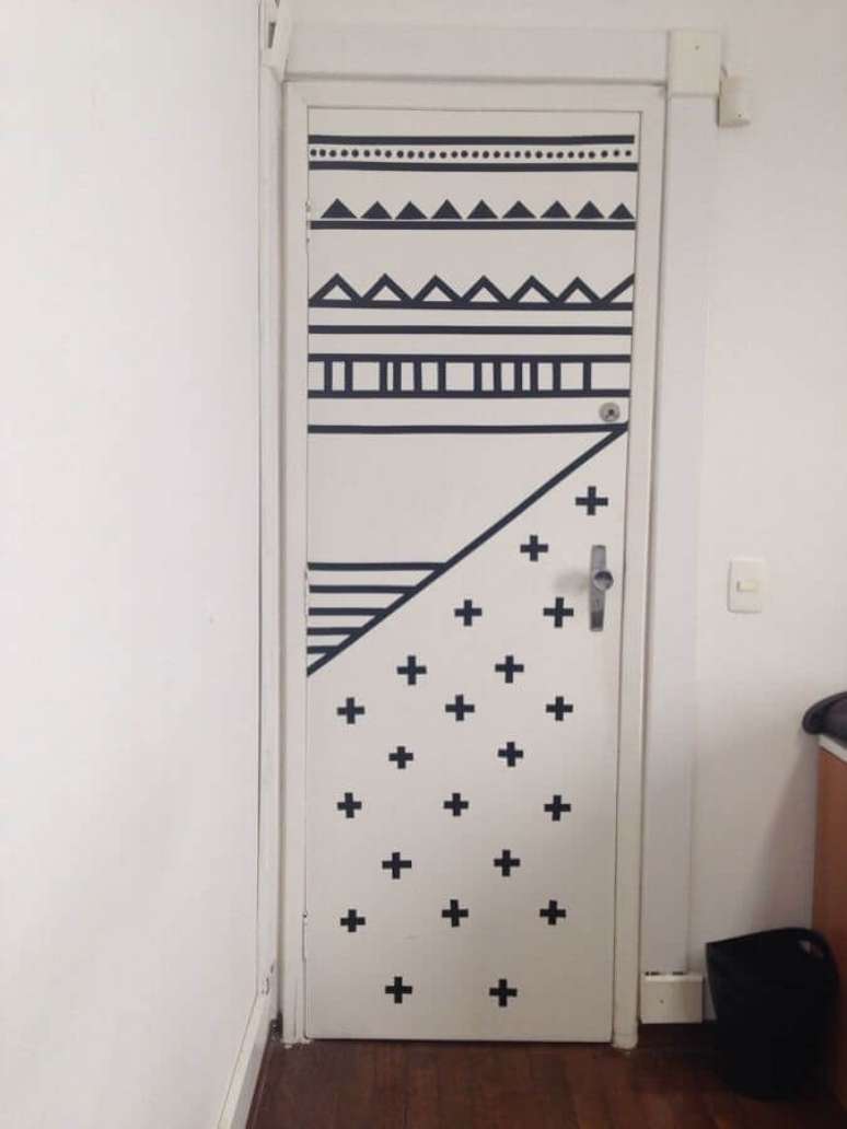 30. Decora&ccedil;&atilde;o com fita isolante preta para porta branca &ndash; Foto: Pinterest