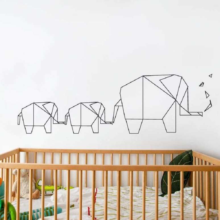 31. Delicada decoração com fita isolante com silhueta de elefantinhos para quarto de bebê com berço de madeira – Foto: Lowe’s Canada