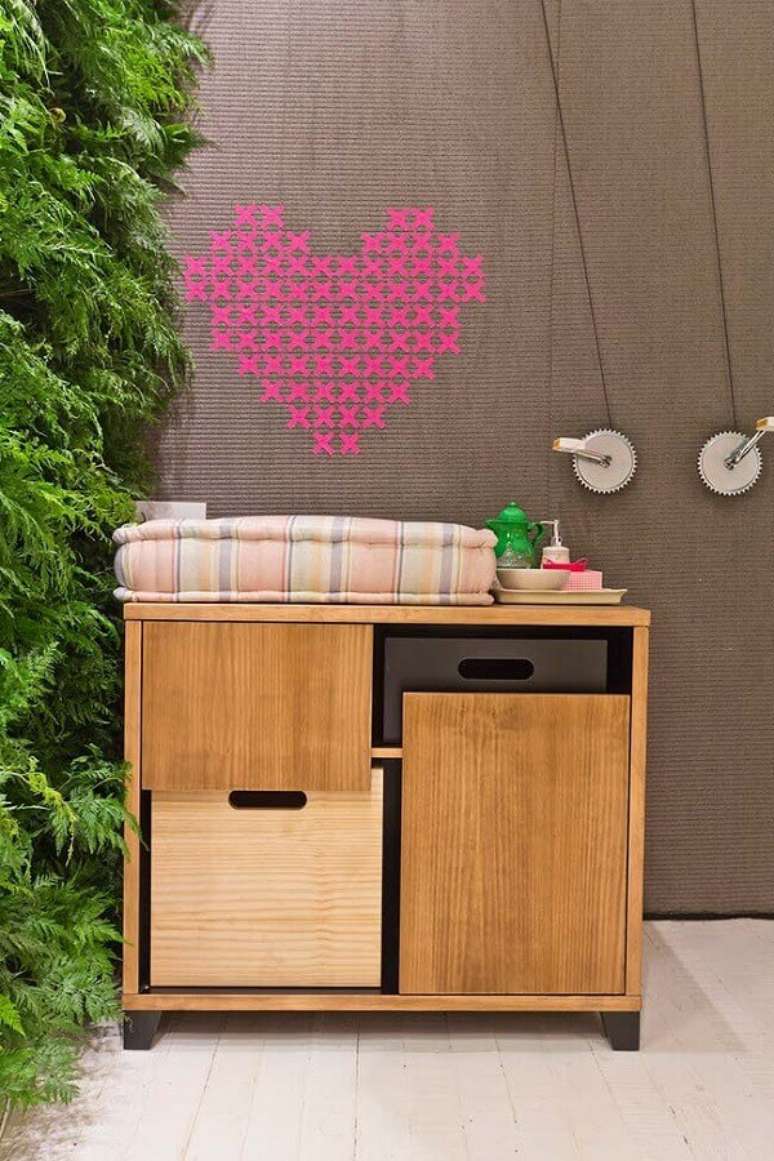 36. Para colocar um toque a mais de cor no ambiente invista na decora&ccedil;&atilde;o com fita isolante colorida &ndash; Foto: Reciclar e Decorar