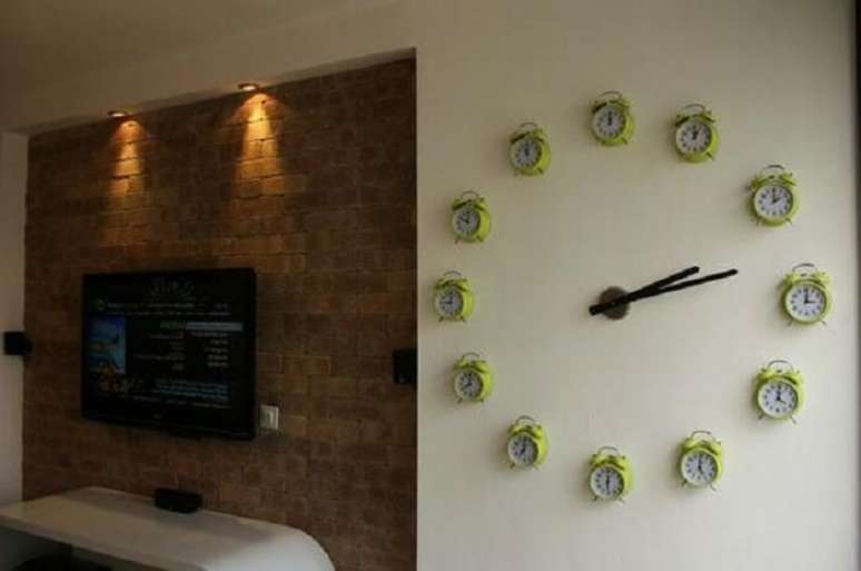35. Decora&ccedil;&atilde;o criativa e ousada com rel&oacute;gio de parede. Fonte: Pinterest
