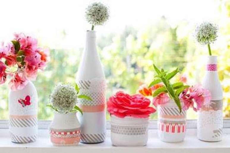 35. Decora&ccedil;&atilde;o de garrafas decoradas brancas com renda para vasos de flor