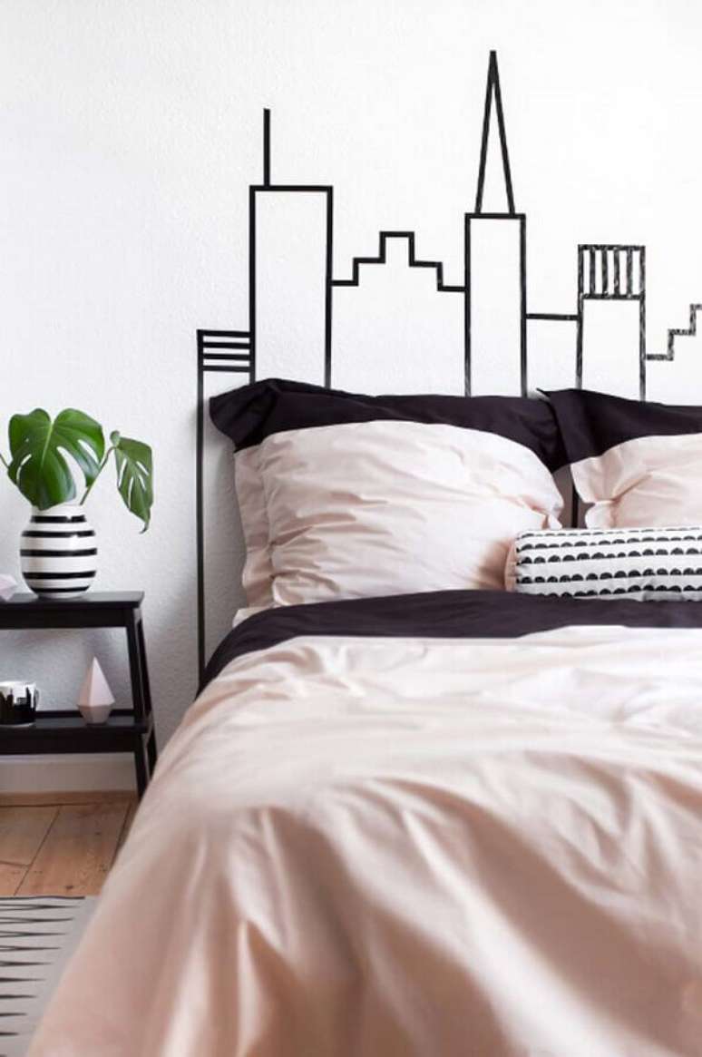 5. Decoração de quarto com fita isolante formando a silhueta de uma cidade na cabeceira da cama – Foto: Pinterest
