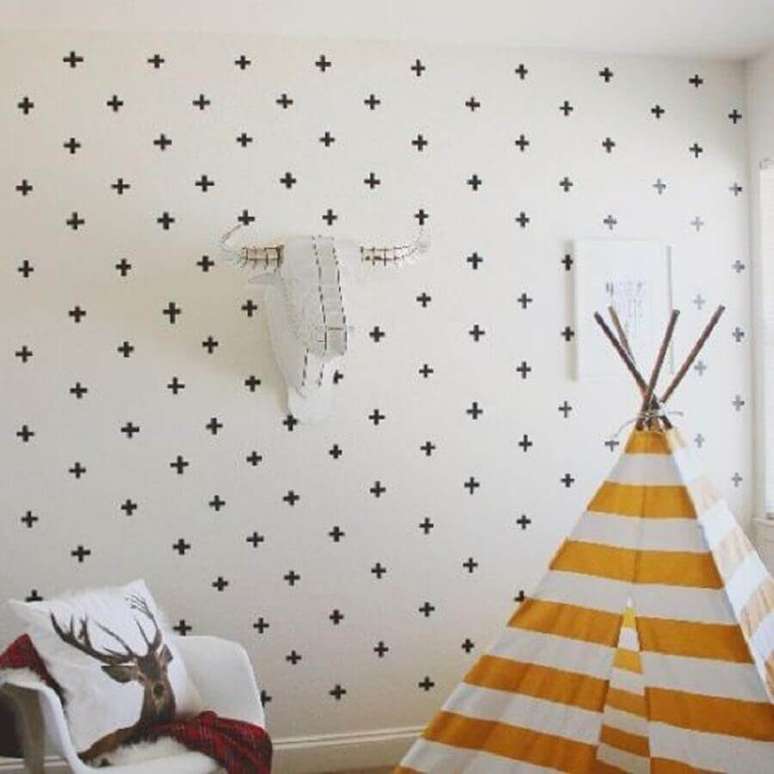 40. Decora&ccedil;&atilde;o de quarto com fita isolante preta formando pequenas cruzes &ndash; Foto: Pinterest