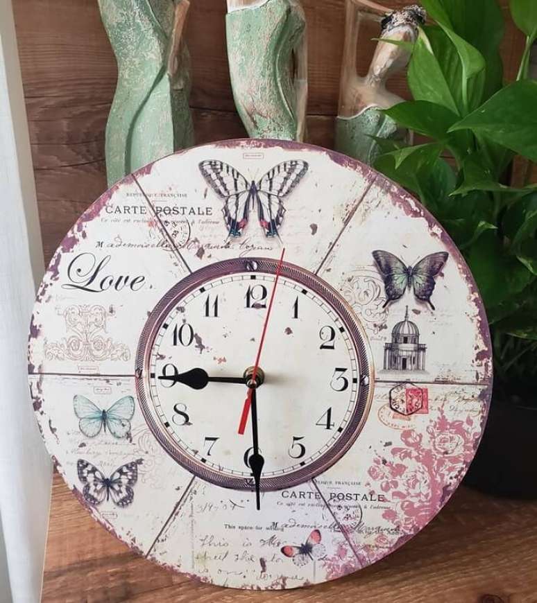 36. Rel&oacute;gio de parede feito com a t&eacute;cnica de decoupage. Fonte: Pinterest