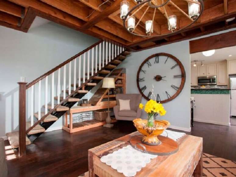 103. Decora&ccedil;&atilde;o r&uacute;stica com rel&oacute;gio grande feito com madeira. Fonte: Blog Casa da Iaza