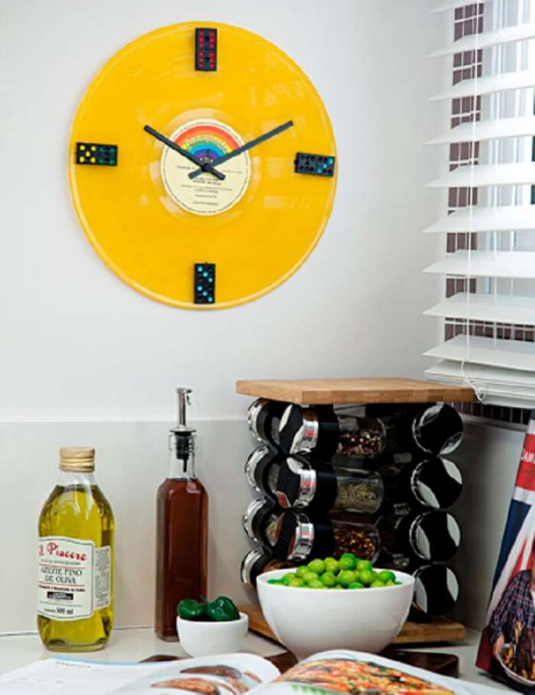 37. Rel&oacute;gio de parede feito com pe&ccedil;as de domin&oacute;. Fonte: Pinterest